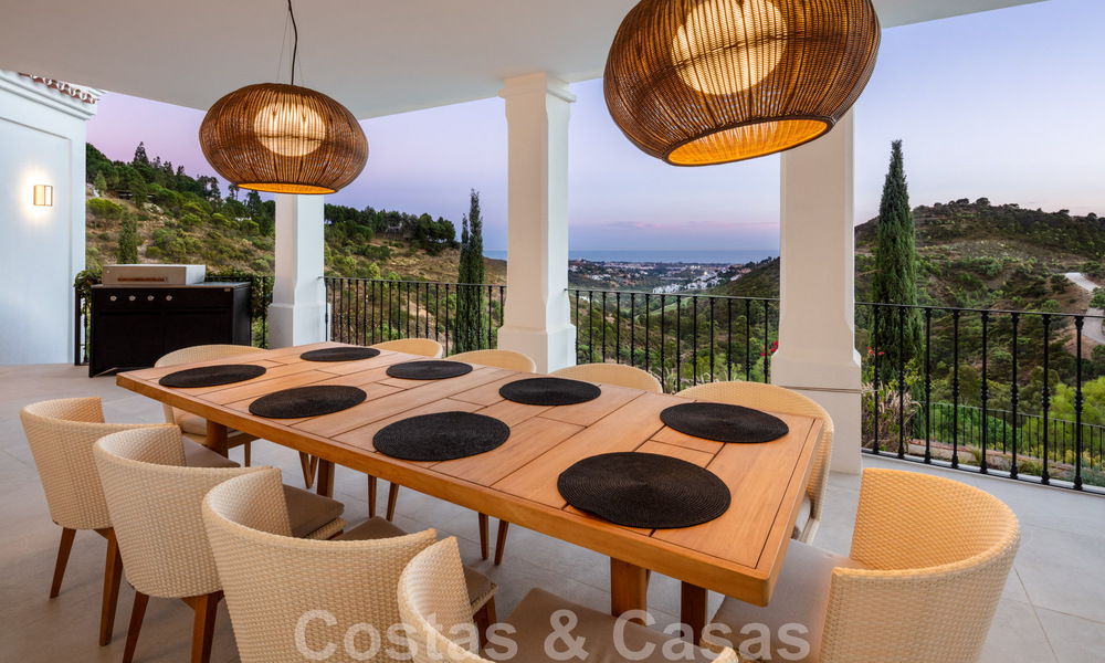 Exquisita villa de lujo en venta de estilo mediterráneo con diseño contemporáneo en una posición elevada en El Madroñal, Benahavis - Marbella 48133