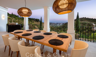 Exquisita villa de lujo en venta de estilo mediterráneo con diseño contemporáneo en una posición elevada en El Madroñal, Benahavis - Marbella 48133 