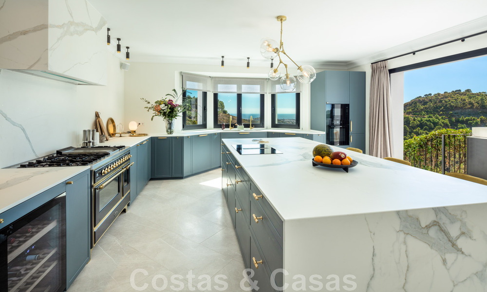 Exquisita villa de lujo en venta de estilo mediterráneo con diseño contemporáneo en una posición elevada en El Madroñal, Benahavis - Marbella 48140