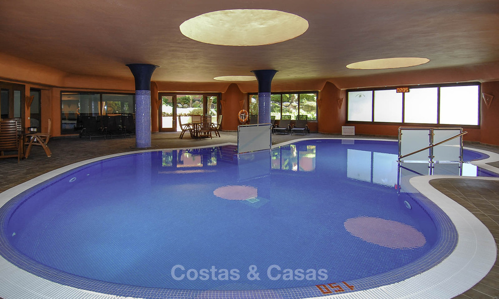 Apartamento de lujo reformado en venta en un exclusivo complejo de playa con seguridad permanente, en la Nueva Milla de Oro entre Marbella y Estepona 48647