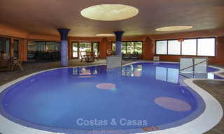 Apartamento de lujo reformado en venta en un exclusivo complejo de playa con seguridad permanente, en la Nueva Milla de Oro entre Marbella y Estepona 48647 