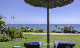 Apartamento de lujo reformado en venta en un exclusivo complejo de playa con seguridad permanente, en la Nueva Milla de Oro entre Marbella y Estepona 48653 