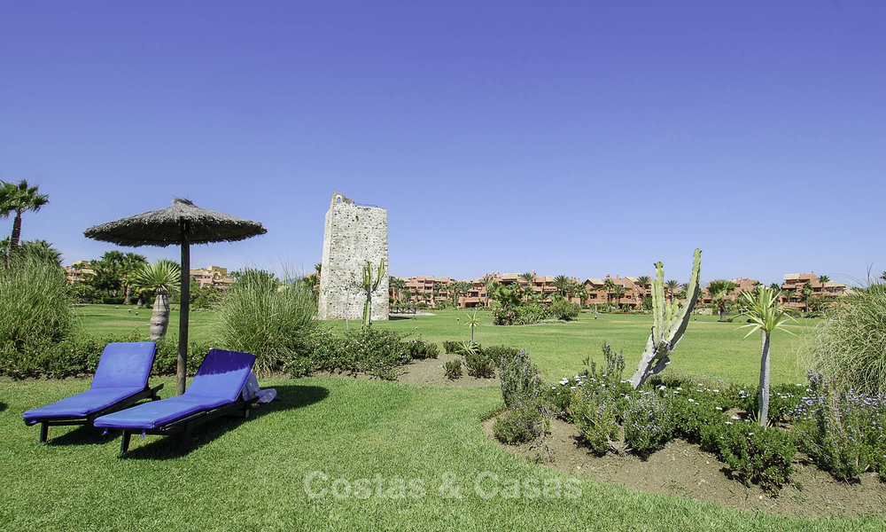 Apartamento de lujo reformado en venta en un exclusivo complejo de playa con seguridad permanente, en la Nueva Milla de Oro entre Marbella y Estepona 48654