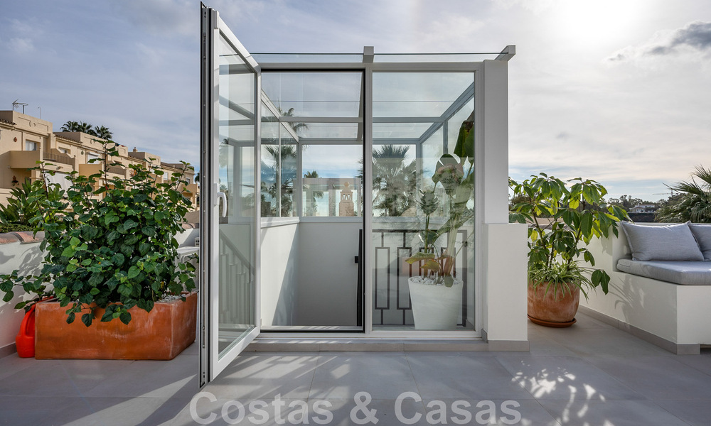 Lista para entrar a vivir! Casa adosada reformada contemporánea en venta con vistas al mar, en La Quinta en Benahavis - Marbella 49448