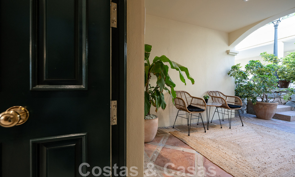 Lista para entrar a vivir! Casa adosada reformada contemporánea en venta con vistas al mar, en La Quinta en Benahavis - Marbella 49450