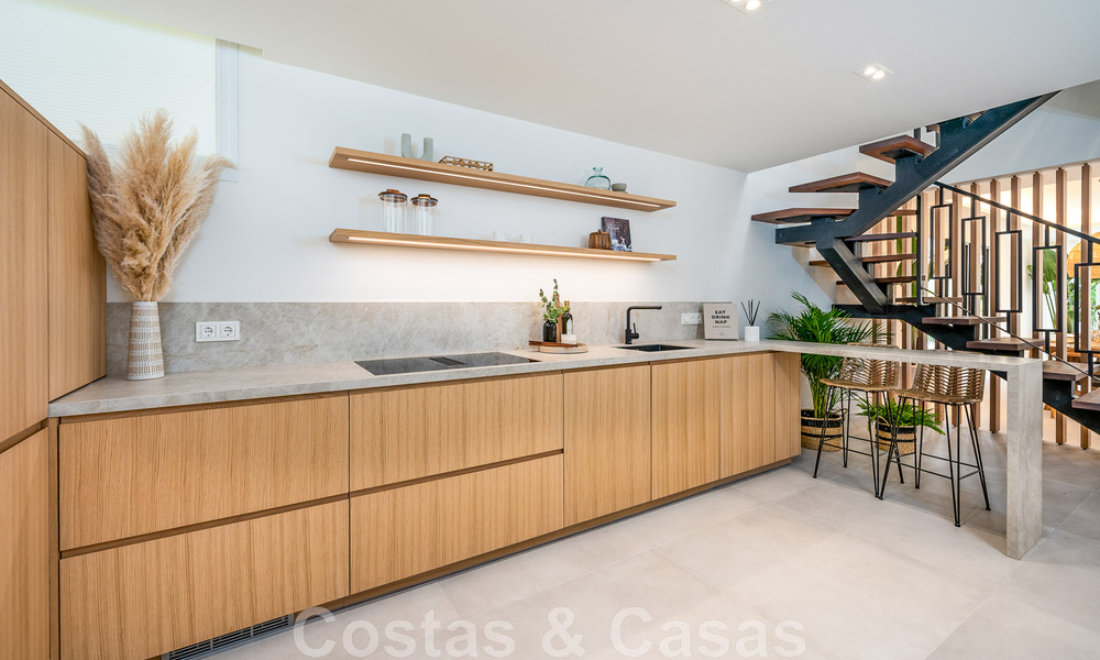 Lista para entrar a vivir! Casa adosada reformada contemporánea en venta con vistas al mar, en La Quinta en Benahavis - Marbella 49454