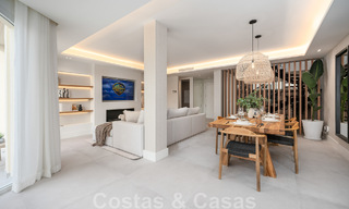 Lista para entrar a vivir! Casa adosada reformada contemporánea en venta con vistas al mar, en La Quinta en Benahavis - Marbella 49458 