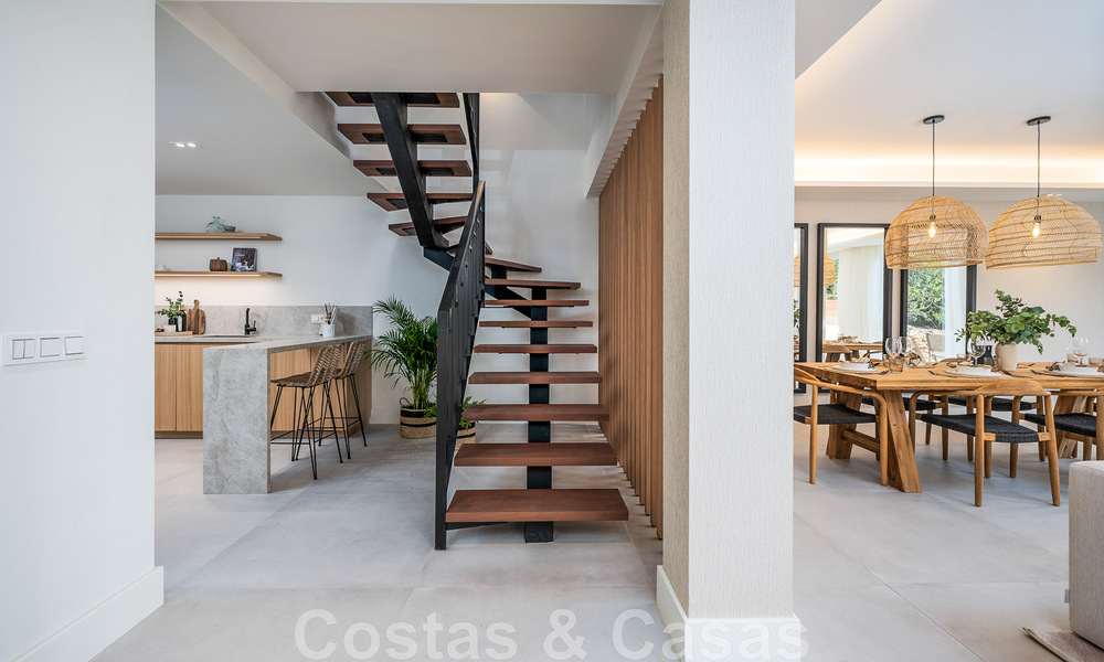 Lista para entrar a vivir! Casa adosada reformada contemporánea en venta con vistas al mar, en La Quinta en Benahavis - Marbella 49462