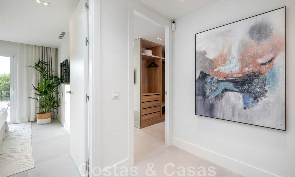 Lista para entrar a vivir! Casa adosada reformada contemporánea en venta con vistas al mar, en La Quinta en Benahavis - Marbella 49464