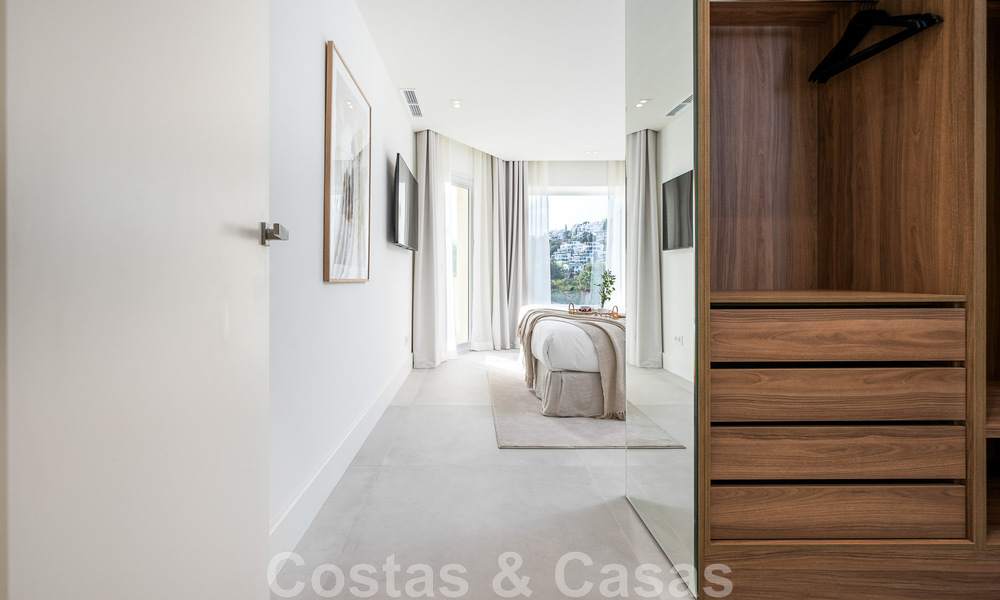 Lista para entrar a vivir! Casa adosada reformada contemporánea en venta con vistas al mar, en La Quinta en Benahavis - Marbella 49465