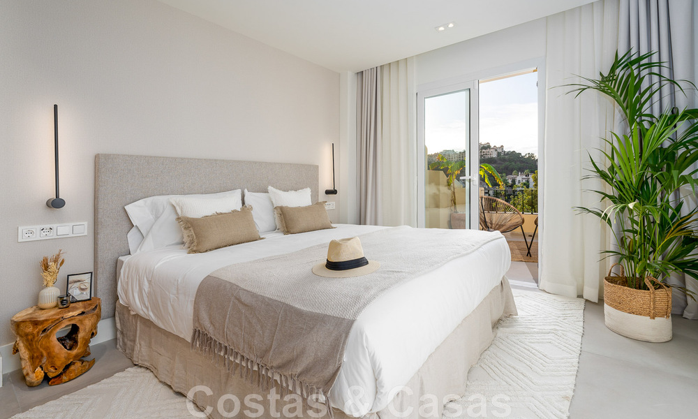 Lista para entrar a vivir! Casa adosada reformada contemporánea en venta con vistas al mar, en La Quinta en Benahavis - Marbella 49473