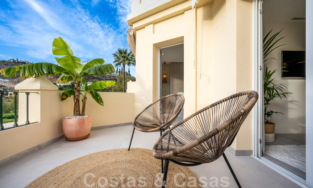 Lista para entrar a vivir! Casa adosada reformada contemporánea en venta con vistas al mar, en La Quinta en Benahavis - Marbella 49474