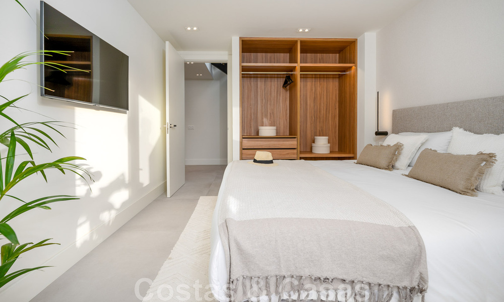 Lista para entrar a vivir! Casa adosada reformada contemporánea en venta con vistas al mar, en La Quinta en Benahavis - Marbella 49477
