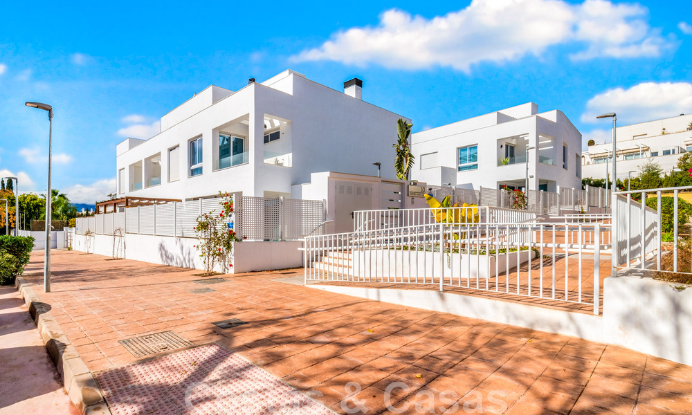 Nueva casa adosada contemporánea en venta a poca distancia de Puerto Banús y la playa en un complejo cerrado en Nueva Andalucía, Marbella 48659