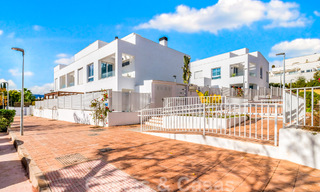 Nueva casa adosada contemporánea en venta a poca distancia de Puerto Banús y la playa en un complejo cerrado en Nueva Andalucía, Marbella 48659 