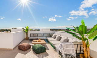 Nueva casa adosada contemporánea en venta a poca distancia de Puerto Banús y la playa en un complejo cerrado en Nueva Andalucía, Marbella 48661 