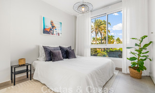Nueva casa adosada contemporánea en venta a poca distancia de Puerto Banús y la playa en un complejo cerrado en Nueva Andalucía, Marbella 48662 