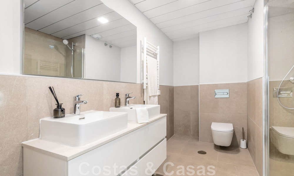 Nueva casa adosada contemporánea en venta a poca distancia de Puerto Banús y la playa en un complejo cerrado en Nueva Andalucía, Marbella 48664