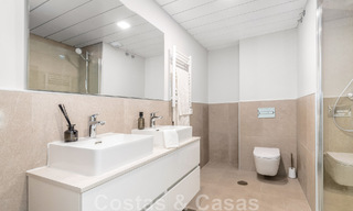 Nueva casa adosada contemporánea en venta a poca distancia de Puerto Banús y la playa en un complejo cerrado en Nueva Andalucía, Marbella 48664 