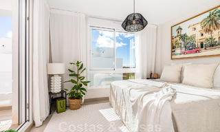 Nueva casa adosada contemporánea en venta a poca distancia de Puerto Banús y la playa en un complejo cerrado en Nueva Andalucía, Marbella 48667 