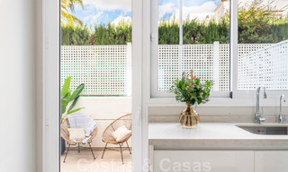 Nueva casa adosada contemporánea en venta a poca distancia de Puerto Banús y la playa en un complejo cerrado en Nueva Andalucía, Marbella 48675 