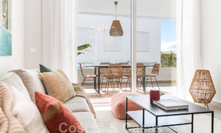 Nueva casa adosada contemporánea en venta a poca distancia de Puerto Banús y la playa en un complejo cerrado en Nueva Andalucía, Marbella 48677 