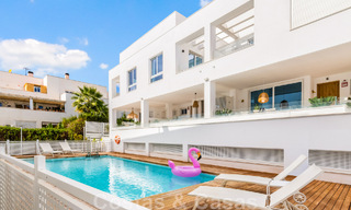 Nueva casa adosada contemporánea en venta a poca distancia de Puerto Banús y la playa en un complejo cerrado en Nueva Andalucía, Marbella 48683 