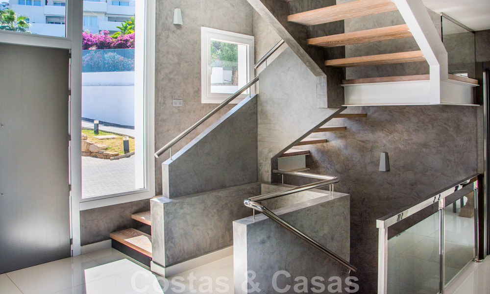 Villa independiente en venta diseñada con arquitectura moderna en una posición elevada con vistas panorámicas a la montaña y al mar, en una exclusiva urbanización en Marbella Este 47988