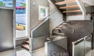 Villa independiente en venta diseñada con arquitectura moderna en una posición elevada con vistas panorámicas a la montaña y al mar, en una exclusiva urbanización en Marbella Este 47988 
