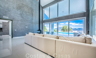 Villa independiente en venta diseñada con arquitectura moderna en una posición elevada con vistas panorámicas a la montaña y al mar, en una exclusiva urbanización en Marbella Este 47989 