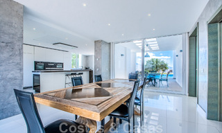 Villa independiente en venta diseñada con arquitectura moderna en una posición elevada con vistas panorámicas a la montaña y al mar, en una exclusiva urbanización en Marbella Este 47991 