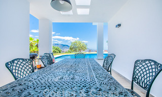 Villa independiente en venta diseñada con arquitectura moderna en una posición elevada con vistas panorámicas a la montaña y al mar, en una exclusiva urbanización en Marbella Este 47995 