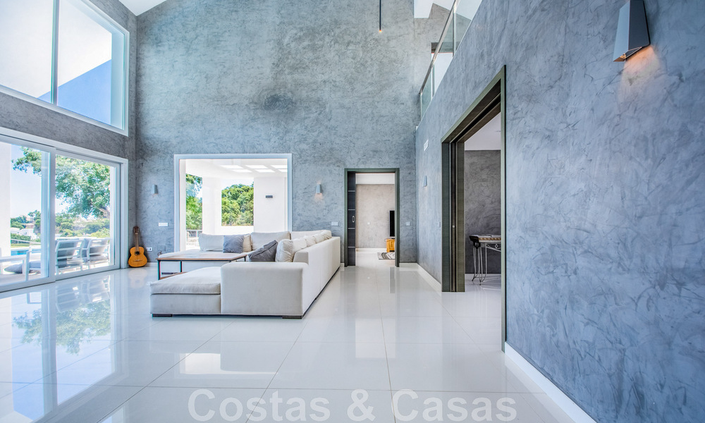 Villa independiente en venta diseñada con arquitectura moderna en una posición elevada con vistas panorámicas a la montaña y al mar, en una exclusiva urbanización en Marbella Este 47996