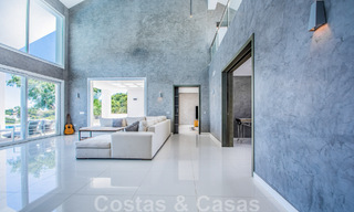 Villa independiente en venta diseñada con arquitectura moderna en una posición elevada con vistas panorámicas a la montaña y al mar, en una exclusiva urbanización en Marbella Este 47996 