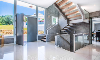 Villa independiente en venta diseñada con arquitectura moderna en una posición elevada con vistas panorámicas a la montaña y al mar, en una exclusiva urbanización en Marbella Este 47997 