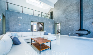 Villa independiente en venta diseñada con arquitectura moderna en una posición elevada con vistas panorámicas a la montaña y al mar, en una exclusiva urbanización en Marbella Este 47998 