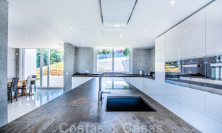 Villa independiente en venta diseñada con arquitectura moderna en una posición elevada con vistas panorámicas a la montaña y al mar, en una exclusiva urbanización en Marbella Este 48001 