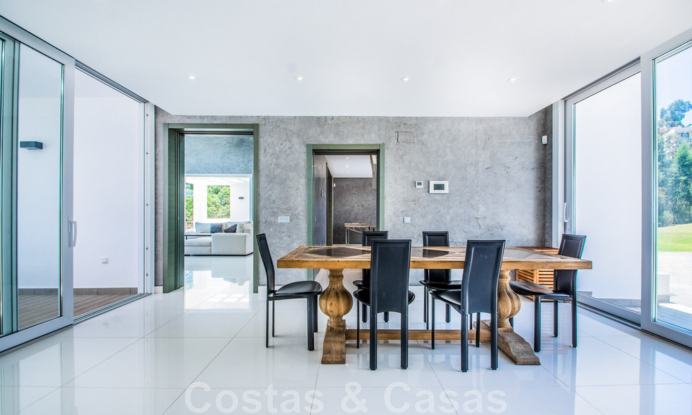 Villa independiente en venta diseñada con arquitectura moderna en una posición elevada con vistas panorámicas a la montaña y al mar, en una exclusiva urbanización en Marbella Este 48002