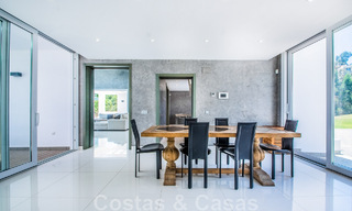 Villa independiente en venta diseñada con arquitectura moderna en una posición elevada con vistas panorámicas a la montaña y al mar, en una exclusiva urbanización en Marbella Este 48002 