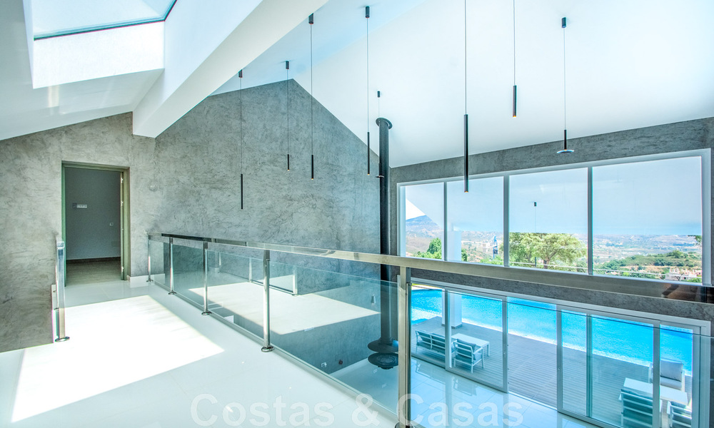 Villa independiente en venta diseñada con arquitectura moderna en una posición elevada con vistas panorámicas a la montaña y al mar, en una exclusiva urbanización en Marbella Este 48004