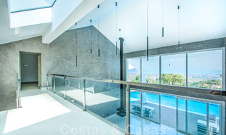 Villa independiente en venta diseñada con arquitectura moderna en una posición elevada con vistas panorámicas a la montaña y al mar, en una exclusiva urbanización en Marbella Este 48004 