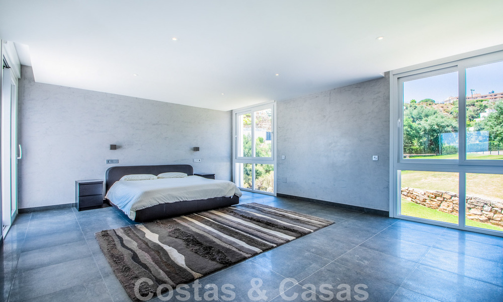 Villa independiente en venta diseñada con arquitectura moderna en una posición elevada con vistas panorámicas a la montaña y al mar, en una exclusiva urbanización en Marbella Este 48007