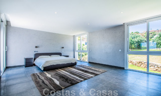 Villa independiente en venta diseñada con arquitectura moderna en una posición elevada con vistas panorámicas a la montaña y al mar, en una exclusiva urbanización en Marbella Este 48007 