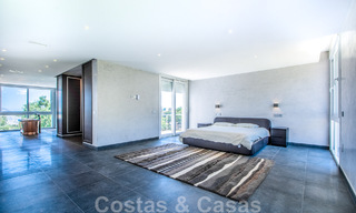 Villa independiente en venta diseñada con arquitectura moderna en una posición elevada con vistas panorámicas a la montaña y al mar, en una exclusiva urbanización en Marbella Este 48008 