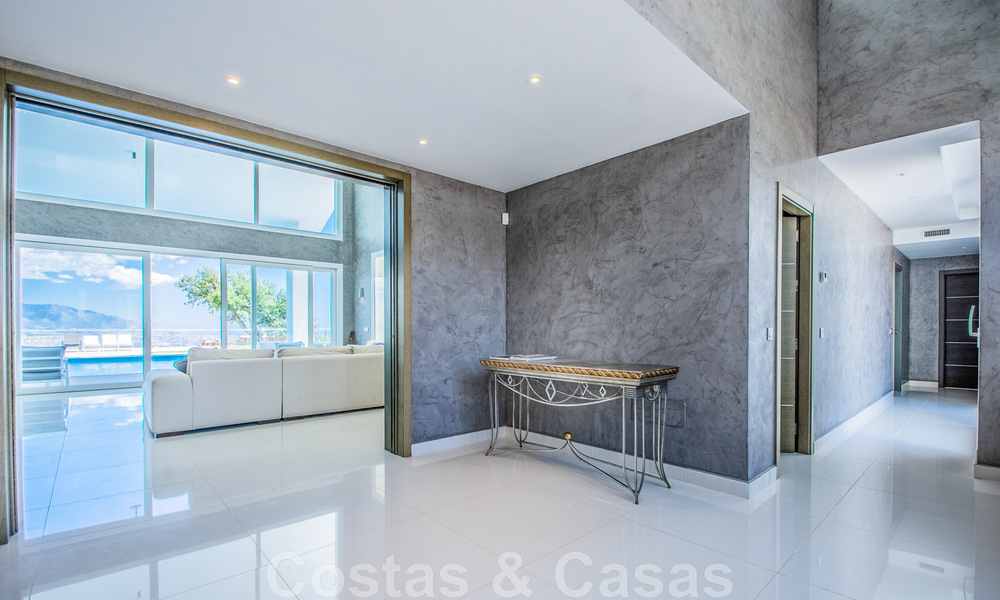 Villa independiente en venta diseñada con arquitectura moderna en una posición elevada con vistas panorámicas a la montaña y al mar, en una exclusiva urbanización en Marbella Este 48015