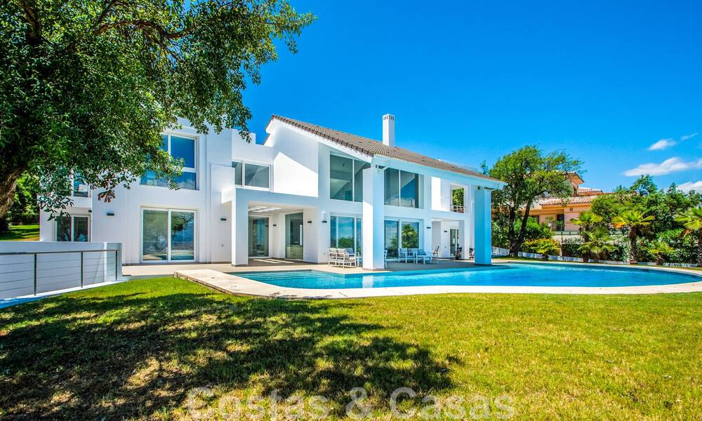 Villa independiente en venta diseñada con arquitectura moderna en una posición elevada con vistas panorámicas a la montaña y al mar, en una exclusiva urbanización en Marbella Este 48016