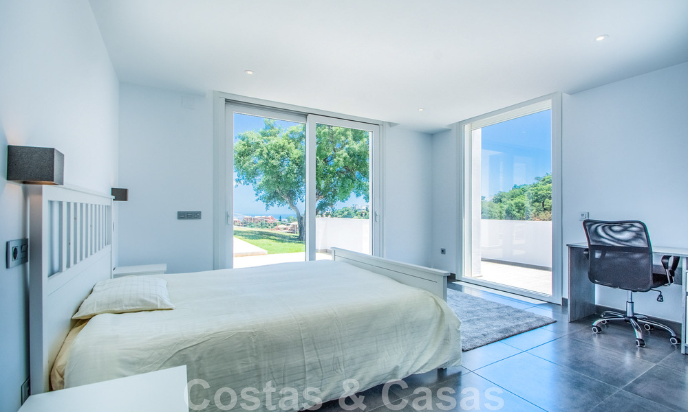 Villa independiente en venta diseñada con arquitectura moderna en una posición elevada con vistas panorámicas a la montaña y al mar, en una exclusiva urbanización en Marbella Este 48019