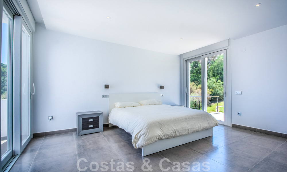 Villa independiente en venta diseñada con arquitectura moderna en una posición elevada con vistas panorámicas a la montaña y al mar, en una exclusiva urbanización en Marbella Este 48021
