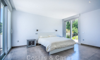 Villa independiente en venta diseñada con arquitectura moderna en una posición elevada con vistas panorámicas a la montaña y al mar, en una exclusiva urbanización en Marbella Este 48021 