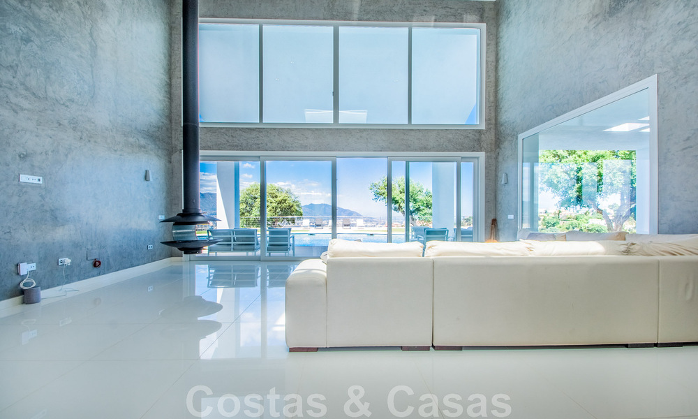 Villa independiente en venta diseñada con arquitectura moderna en una posición elevada con vistas panorámicas a la montaña y al mar, en una exclusiva urbanización en Marbella Este 48023